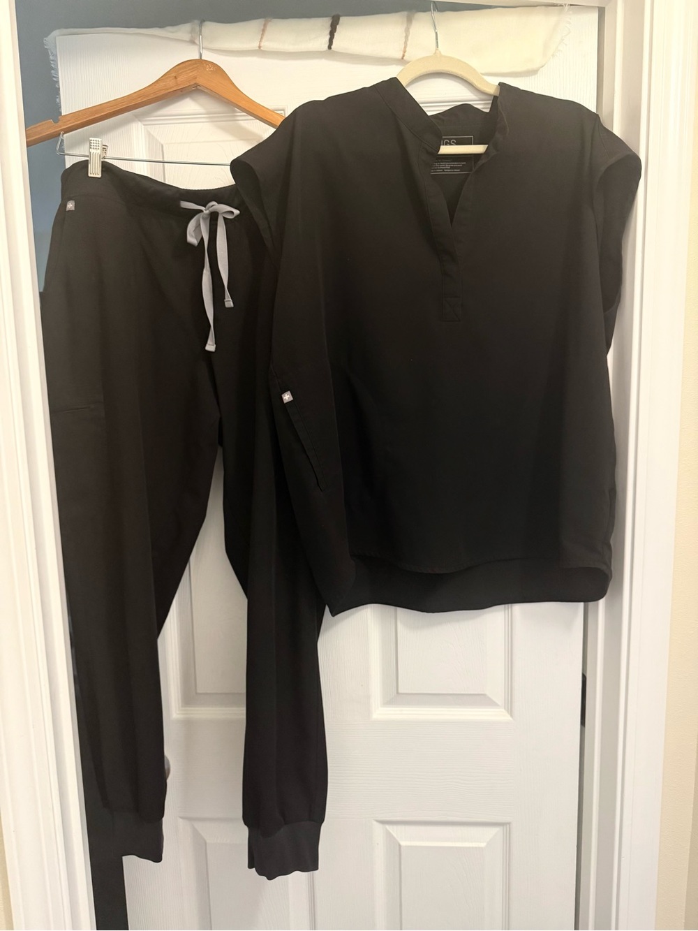 Figs Black V-Neck Women’s Scrub Top Size XL & Jogger Pants Size XXL Set
